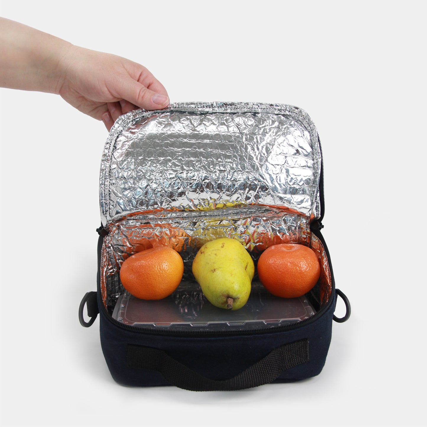 Sac à collation avec un plat à repas, deux clémentines et une poire dedans