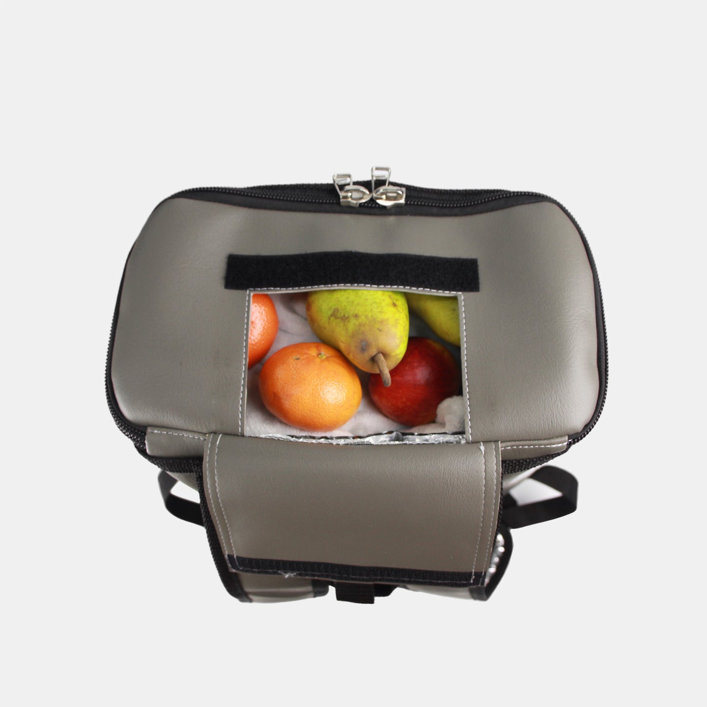 Vue plongeante sur l'ouverture supérieure du sac avec des fruits dedans