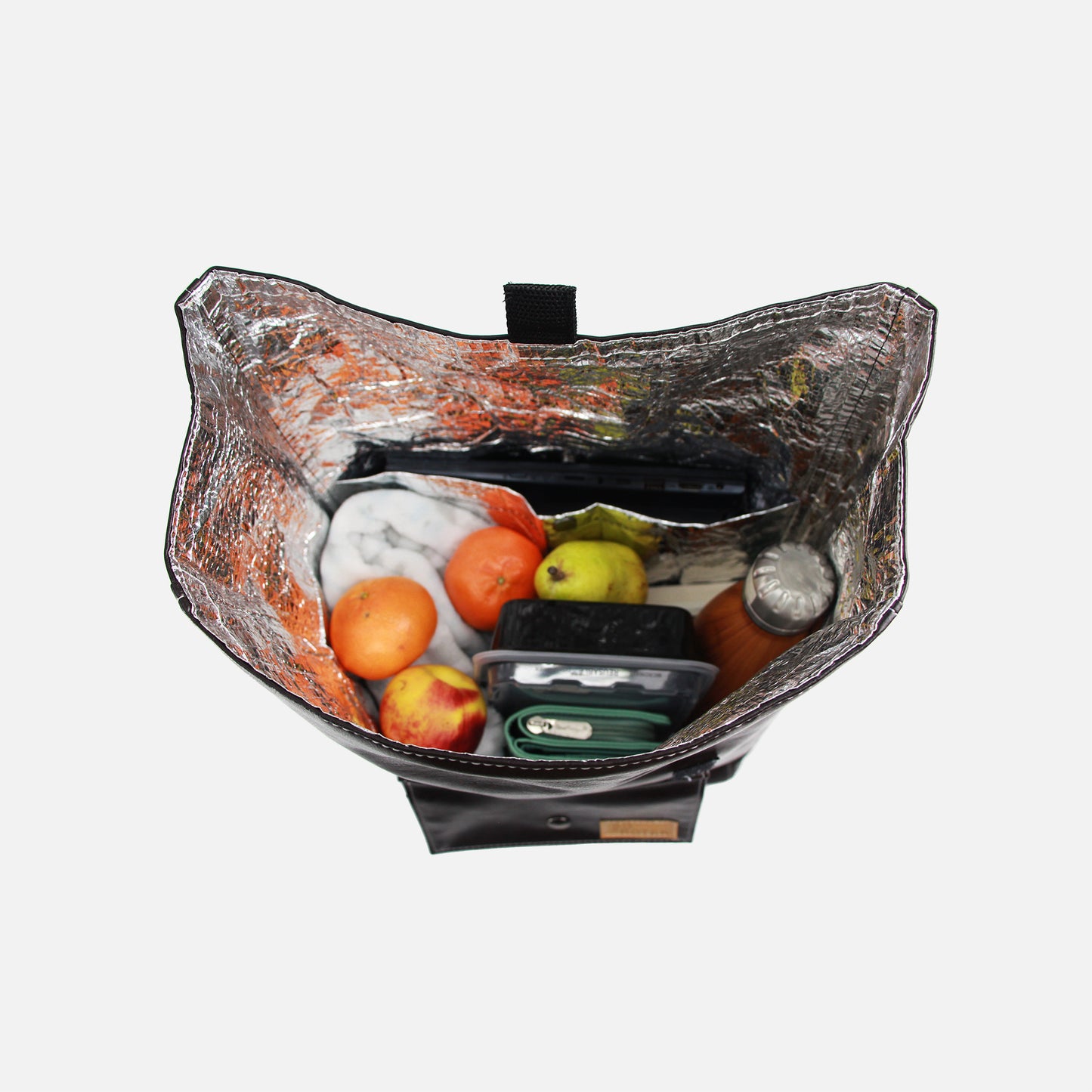 Vue plongeante sur l'intérieur du sac rempli de fruits, bouteille, plat, ordinateur