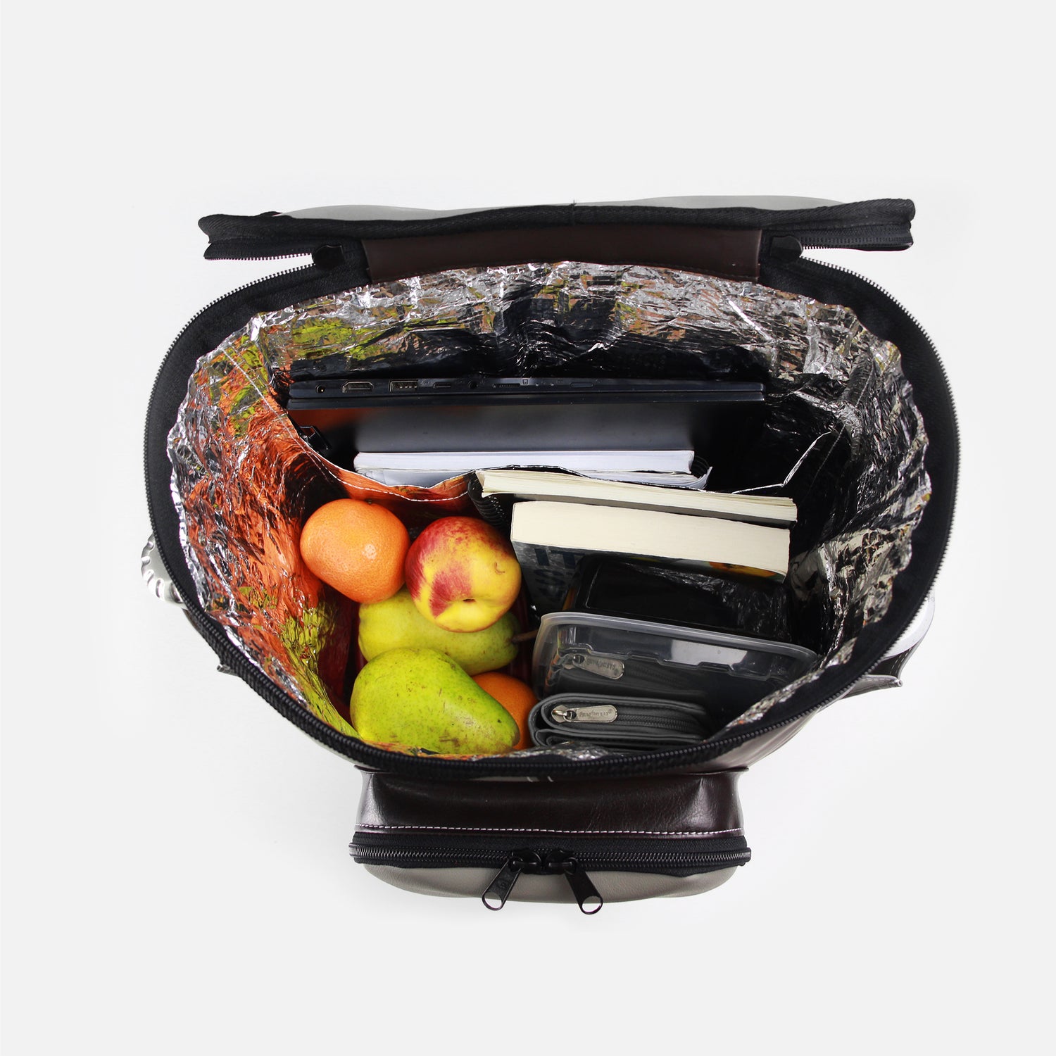 Intérieur du sac rempli de fruits, plat, livres et ordinateur